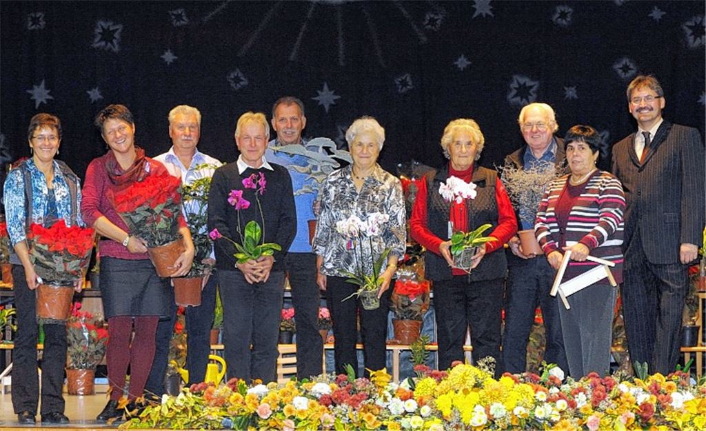 Anerkennung für besonders schöne Gärten: Der OGV-Vorsitzende Michael Grosch überreicht die Preise an Reinhard Exner, Gerhard Haug, Irmgard Blessing, Bärbel Bertsch, Dieter Blessing, Herbert Feil, Werner Zigan, Gudrun Haug und Dorothee Haug (v. re.).