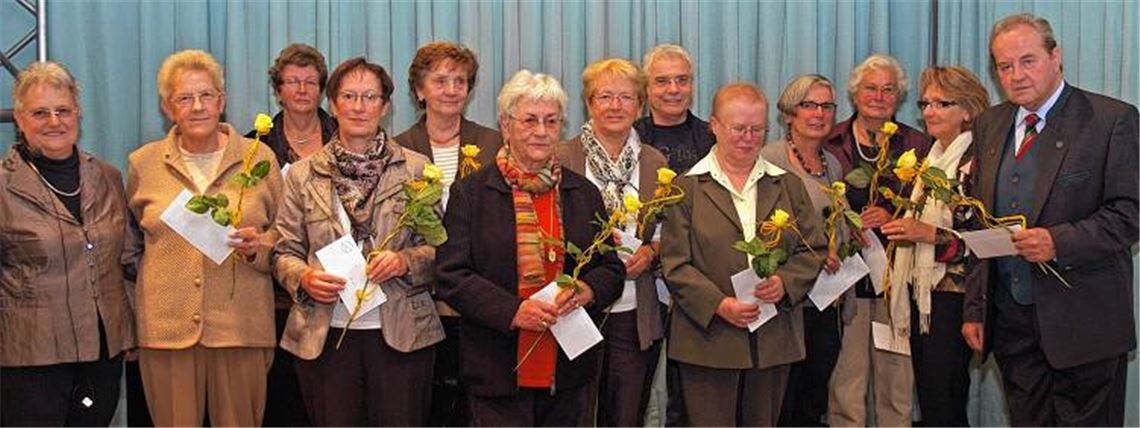 Anerkennung für den Dienst an der Allgemeinheit: Vorsitzende Elisabeth Bräuninger (li.) mit dem ehrenamtlichen Team, das die Begegnungsstätte Postscheuer betreut. 
