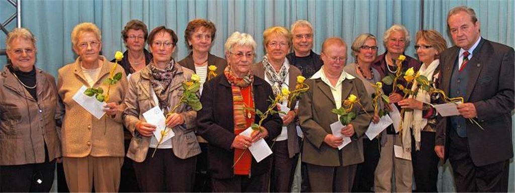 Anerkennung für den Dienst an der Allgemeinheit: Vorsitzende Elisabeth Bräuninger (li.) mit dem ehrenamtlichen Team, das die Begegnungsstätte Postscheuer betreut. 