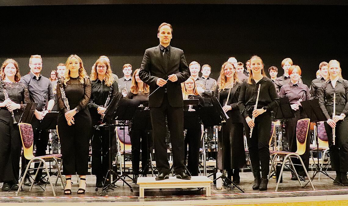 Anerkennung für eine große Leistung: Die jungen Musikerinnen und Musiker mit ihrem Dirigenten Daniel Wimmer nehmen die Ovationen des Publikums entgegen. Foto: Weber