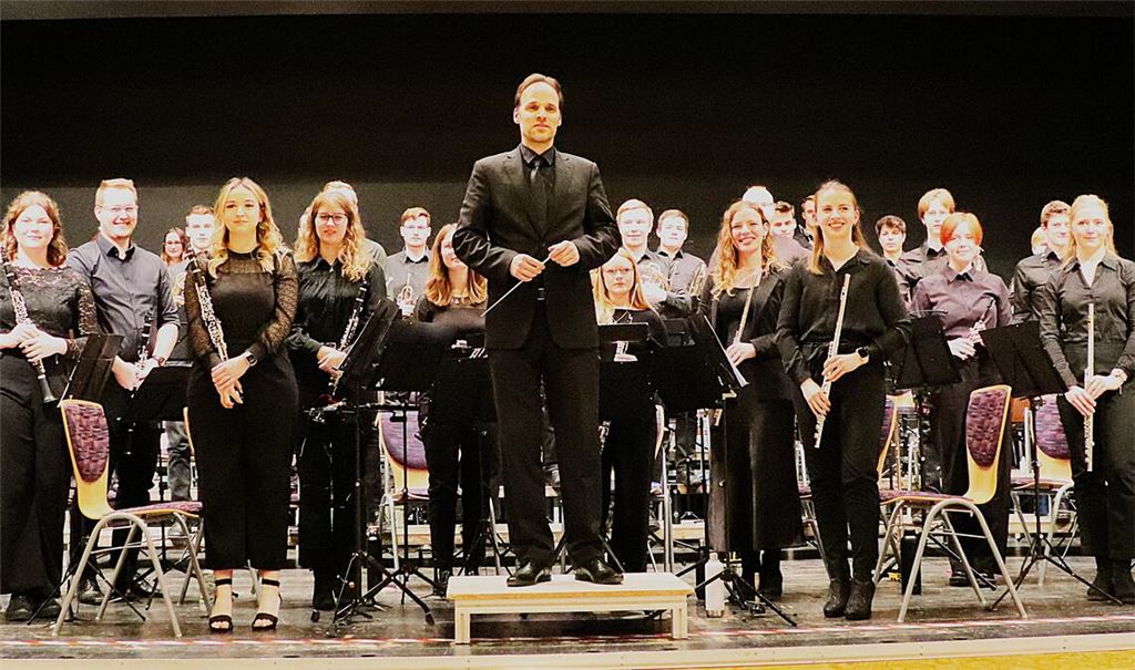 Anerkennung für eine große Leistung: Die jungen Musikerinnen und Musiker mit ihrem Dirigenten Daniel Wimmer nehmen die Ovationen des Publikums entgegen. Foto: Weber