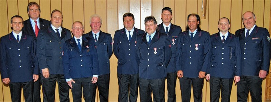 Anerkennung für verdiente Helfer: Die Feuerwehr Knittlingen ehrt ihre Jubilare.