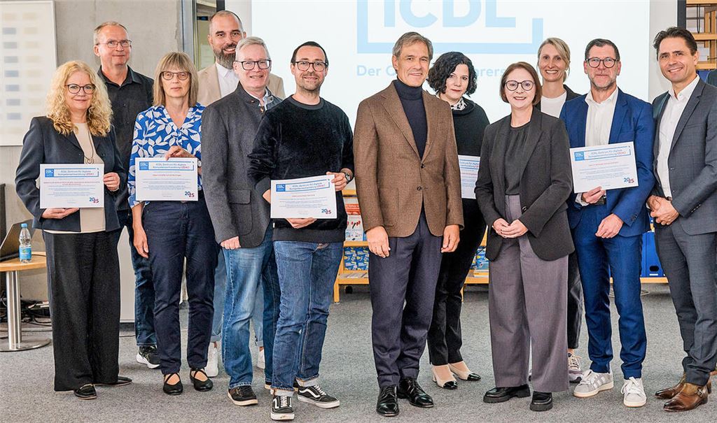 Anerkennung in Sachen digitaler Kompetenz für die Berufliche Schule des Enzkreises in Mühlacker: Fachbetreuerin Gerlinde Ewen (li.) nimmt die Auszeichnung als „Zentrum für Digitale Kompetenzentwicklung“ entgegen. Bild: DLGI/ICDL-Zertifizierungsstelle