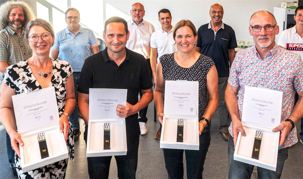 Anerkennung und Abschied: die geehrten Mitglieder des Sternenfelser Gemeinderats (vorne v.li.) Bianca Lillich, Steffen Merz, Annette Häußermann und Klaus Riekert mit ihren ausgeschiedenen Kollegen Michael Schlotterbeck, Thomas Höschele, Dieter Meergraf, Tim Falk, Karlheinz Stäble und Sven Hickl (hinten v.li.). Foto: Fotomoment