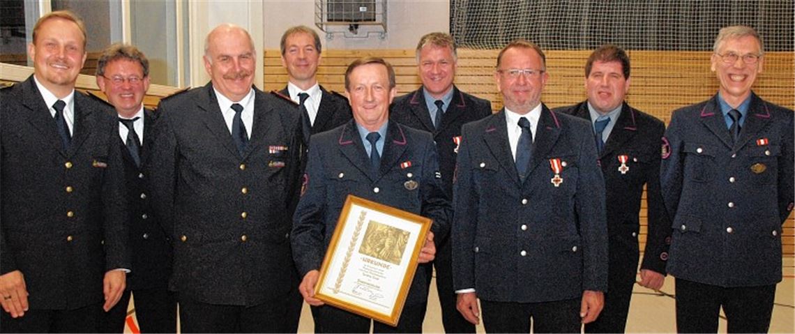Anerkennung (v. li.): Kreisbrandmeister Christian Spielvogel, Kommandant Roland Baral und Verbandsvorsitzender Martin Rühle ehren Ralph Küppers, Ludwig Gille, Horst Jouvenal, Peter Müller und Jörg Knapp. Rechts Bürgermeister-Stellvertreter Wolfgang Hanisch.