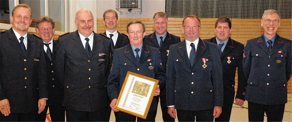 Anerkennung (v. li.): Kreisbrandmeister Christian Spielvogel, Kommandant Roland Baral und Verbandsvorsitzender Martin Rühle ehren Ralph Küppers, Ludwig Gille, Horst Jouvenal, Peter Müller und Jörg Knapp. Rechts Bürgermeister-Stellvertreter Wolfgang Hanisch.