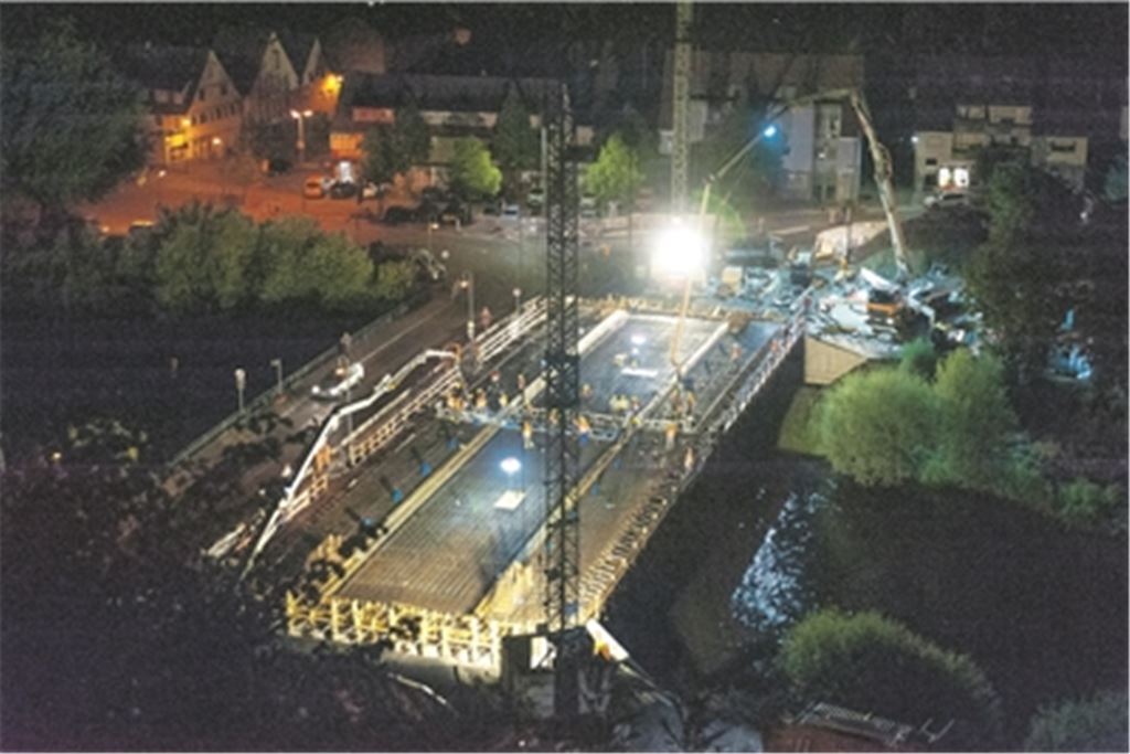 Anfang und Ende eines spektakulären Arbeitseinsatzes: Mitten in der Nacht um 2 Uhr beginnt die Anlieferung des Betons für die neue Enzbrücke – und nachmittags(Foto unten) wird der neue Überbau bereits mit Folien abgedeckt, um das frisch eingebaute Material vor zu extremen Temperaturschwankungen zu schützen. Fotos: Fotomoment
