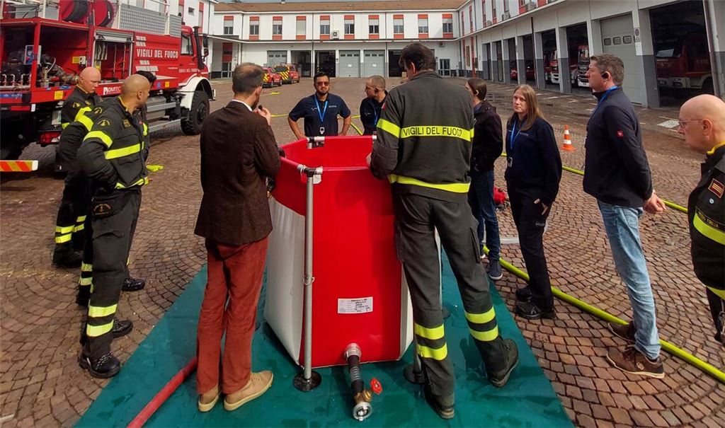 Angehörige der Feuerwehr von Reggio stellen ein mobiles Wasserbecken vor, das bei der Waldbrandbekämpfung zum Einsatz kommt. Foto: E35, Giulia Semeghini