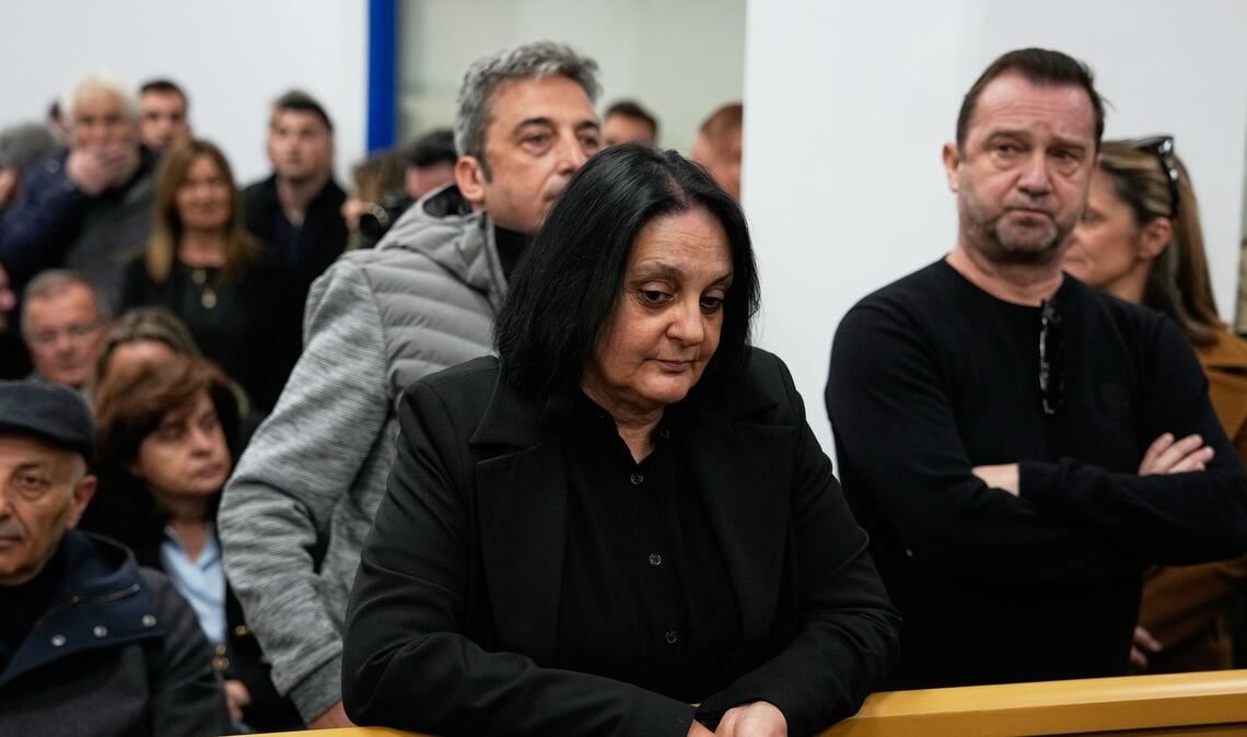 Angehörige der Opfer des Zugunglücks bei Tempi verfolgten den Prozess in Larissa.