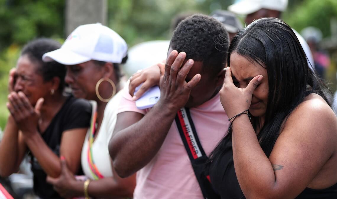 Angehörige eines Opfers weinen während einer Beerdigung in Cajibio, Kolumbien.