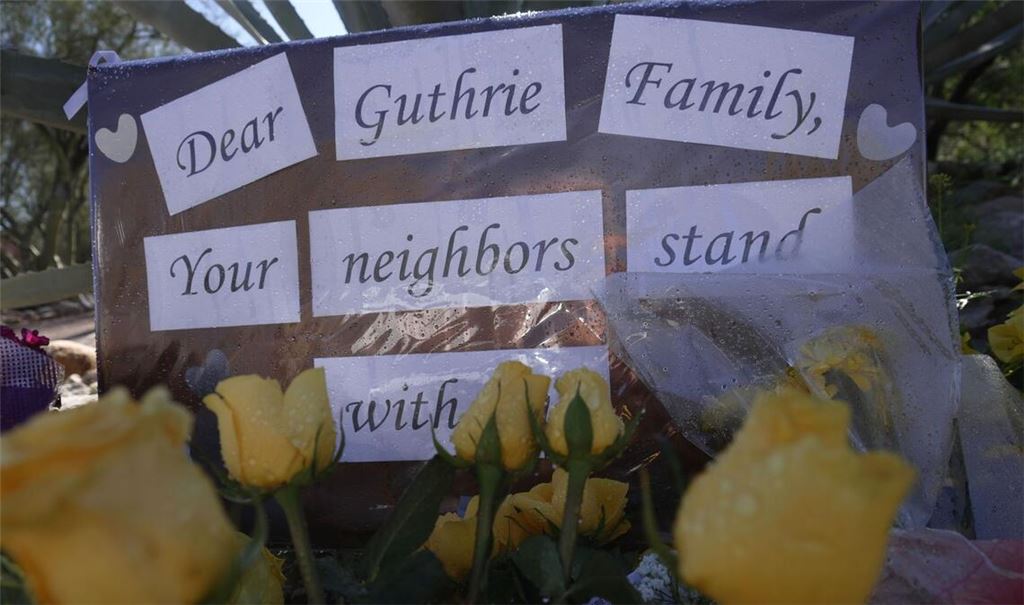 Angehörige und Nachbarn haben weiterhin Hoffnung, dass die 84-jährige Nancy Guthrie lebend wieder auftauchen könnte. Die Polizei geht von einer Entführung aus.