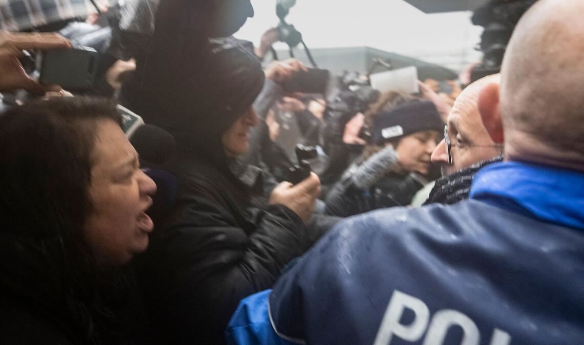 Angehörige von Opfern beschimpfen die Barbesitzer der als Mörder.