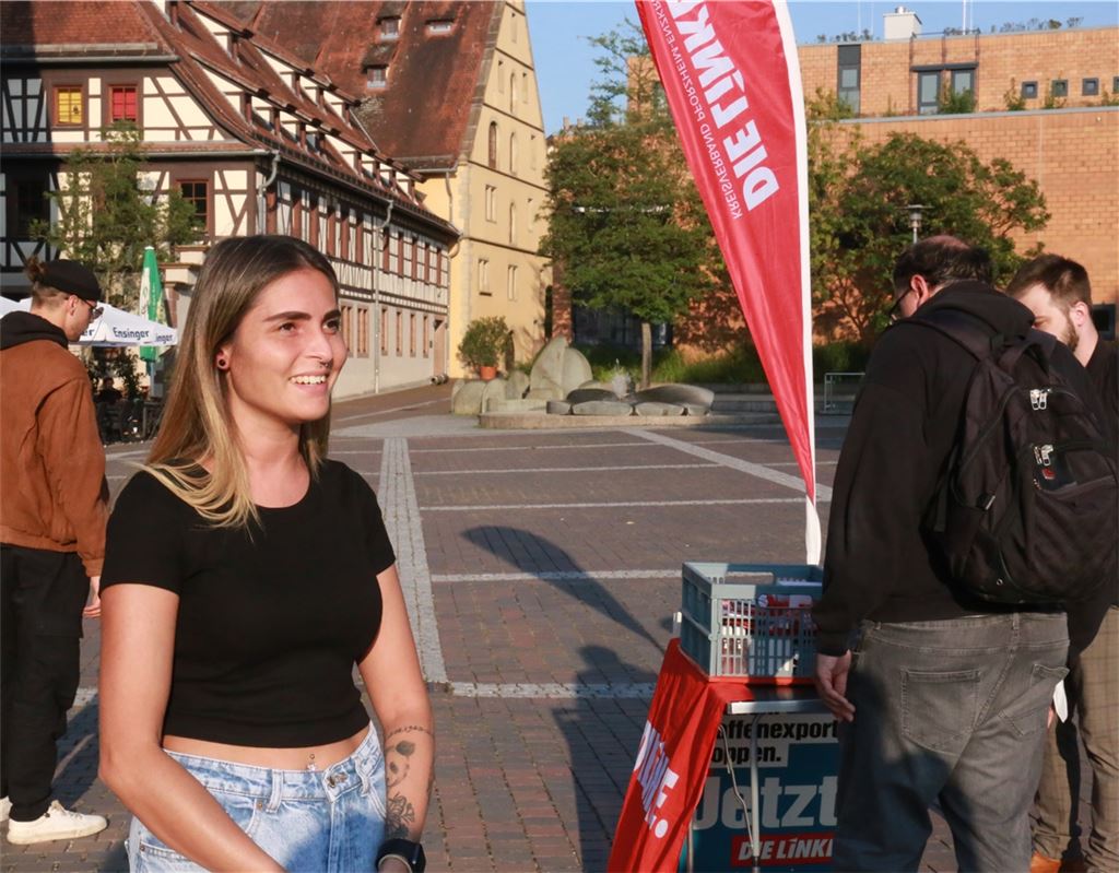 Angekommen auf dem Kelterplatz im Herzen von Mühlacker, fehlen der Wahlkämpferin Mikrofon, Lautsprecher und Publikum – doch Meltem Celik bleibt locker. Foto: Wewoda
