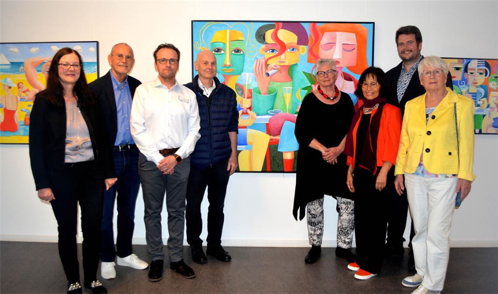 Angela Adam (v. li.), Erhard Neukamm, Thomas Schopp, Paul Revellio, Gabriele Münster, Chong-Im Neukamm, Andreas Scheuermann und Monika Schäfer freuen sich über die Eröffnung der neunten Ausstellung „Wohnen mit Kunst“ in Illingen. Foto: Stahlfeld