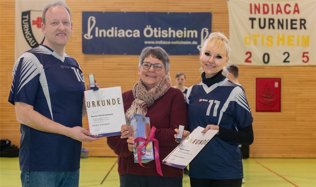 Angela Bassier (Mitte) überreichte Werner-Patrick Girrbach und Patricia Girrbach die Golden Ehrennadel des evangelischen Jugendwerk Württemberg.