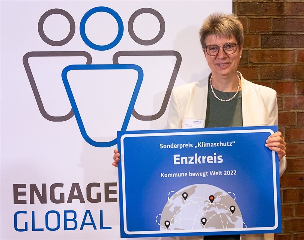 Angela Gewiese nimmt für den Enzkreis und den Partnerschaftsverein die Auszeichnung entgegen. Foto: Astrid Piethan