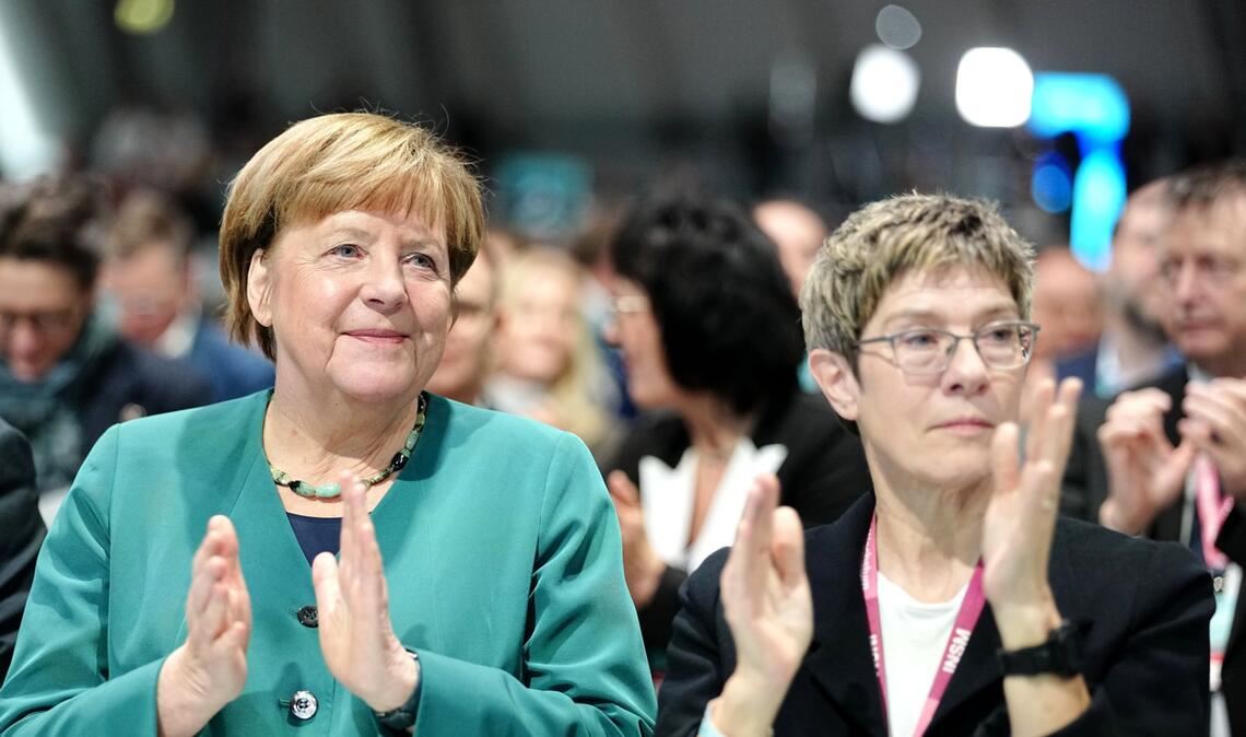 Angela ‚Merkel (links) und Annegret Kramp-Karrenbauer applaudieren beim CDU-Parteitag nach einer Rede von Friedrich Merz – nicht nach dessen Wiederwahl zum Parteichef.