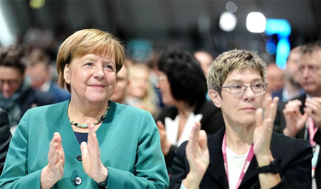 Angela ‚Merkel (links) und Annegret Kramp-Karrenbauer applaudieren beim CDU-Parteitag nach einer Rede von Friedrich Merz – nicht nach dessen Wiederwahl zum Parteichef.