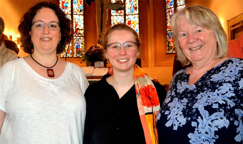 Angelika Burgstahler (v.l.) vom Illinger Kirchenchor mit den Dirigentinnen Sophie Mercier und Eva Württemberger. Foto: Stahlfeld
