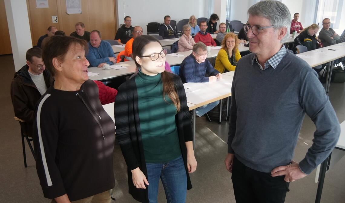 Experten beraten über die Pflege von Gewässern Angelika Gross, Meike Lindner und Bürgermeister Armin Pioch (v.li.) haben beim Gewässernachbarschaftstag in Illingen die Lage in der Region im Blick. Foto: Friedrich