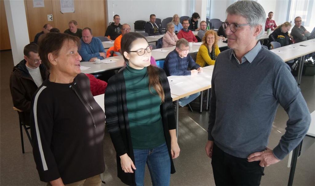Angelika Gross, Meike Lindner und Bürgermeister Armin Pioch (v.li.) haben beim Gewässernachbarschaftstag in Illingen die Lage in der Region im Blick. Foto: Friedrich