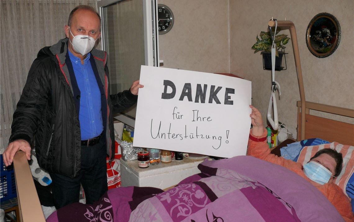 Angelika Mertineit aus Kieselbronn bedankt sich gemeinsam mit Physiotherapeut Sead Karic, der für sie tut, was er kann, für alle Hilfe, die sie erlebt. Foto: Dietrich