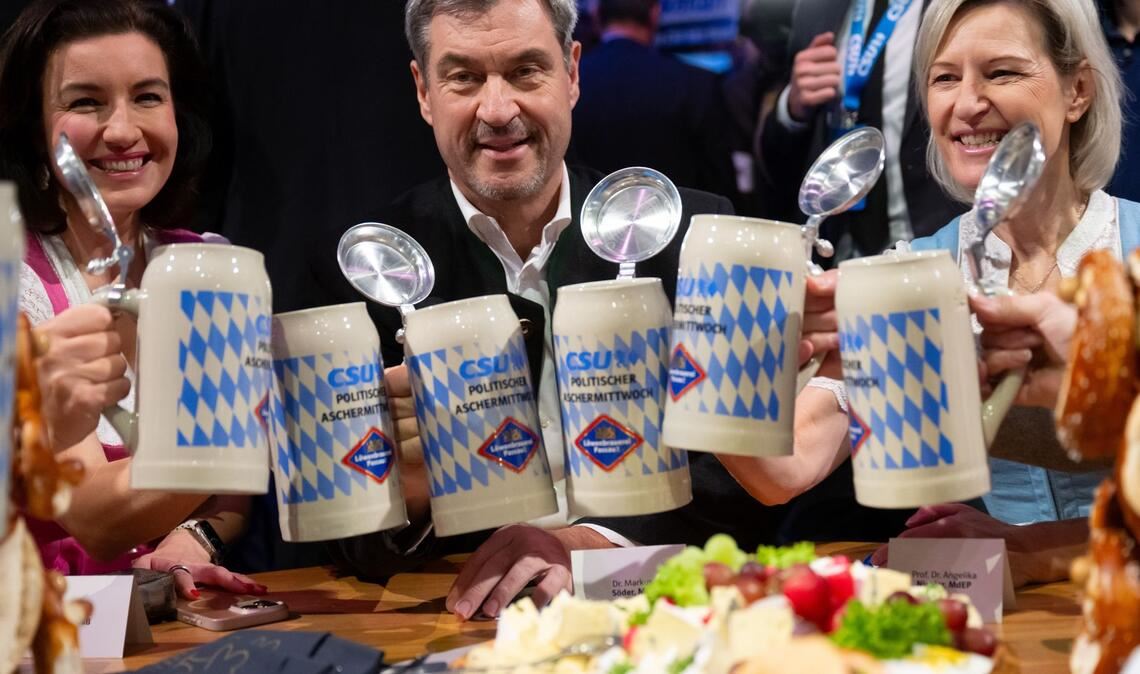 Angelika Niebler (r) ist eine der Stellvertreterinnen von CSU-Parteichef Markus Söder. Hier ist sie rechts zu sehen, wie sie mit Söder und Dorothee Bär (l) beim Politischen Aschermittwoch anstößt. (Archivbild)