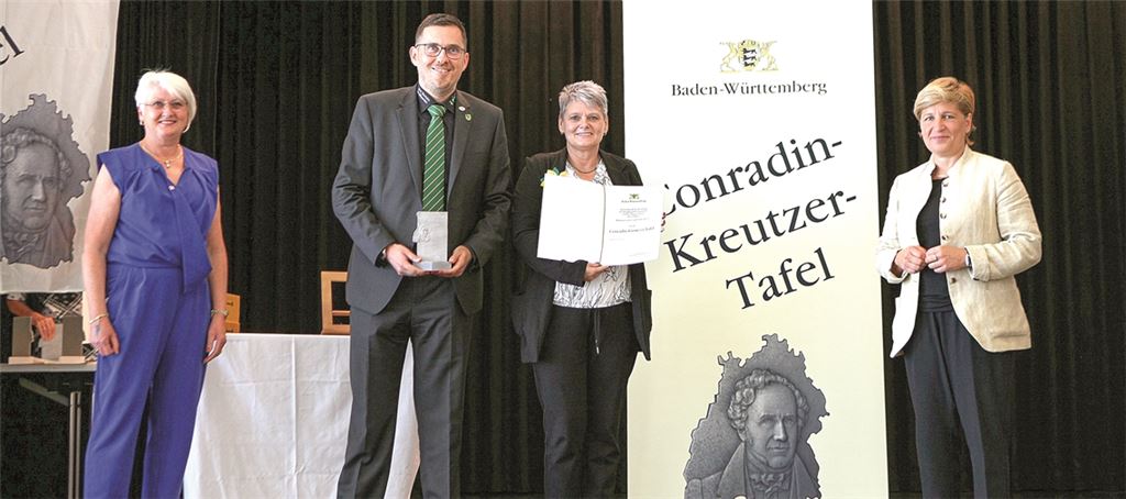 Angelika Puritscher, Vizepräsidentin des Schwäbischen Chorverbandes, Stefan Mast, Vorsitzender des MGV Ötisheim, die zweite Vorsitzende Heike Schneider und Ministerin Nicole Razavi (v.li.) bei der Verleihung der Conradin-Kreutzer-Tafel.Foto: privat