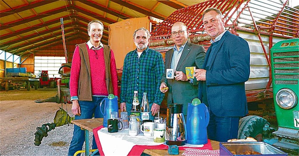 Angelika und Uwe Conradt kommen bei Kaffee und Kuchen mit dem geschäftsführenden Gesellschafter der Ensinger Mineral-Heilquellen GmbH, Thomas Fritz, und dem Leiter des Enzkreis-Landwirtschaftsamts, Jürgen Krepp, in jener Halle zusammen, wo in 14 Tagen der Einbau des neuen Industriebodens beginnen soll. Finanziert wird er mit Fördergeldern aus dem Ensinger-Umweltpreis, für den sich der Betrieb erfolgreich beworben hatte.Garcia Oliver