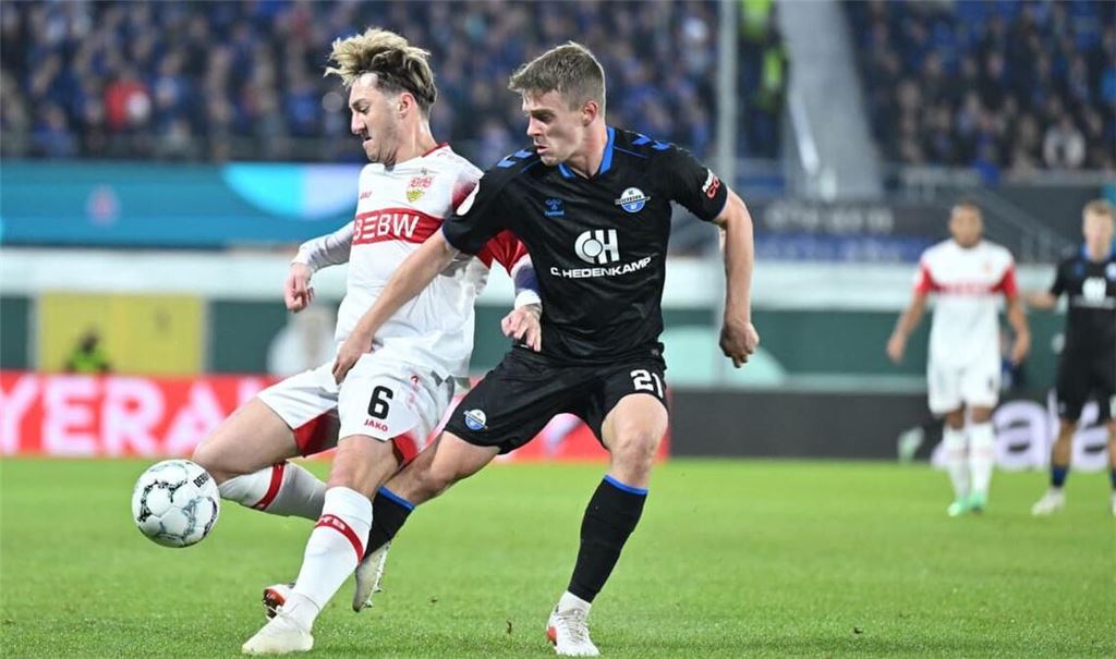 Angelo Stiller (li.) kämpft mit Jano ter Horst um den Ball - und muss später verletzt raus.