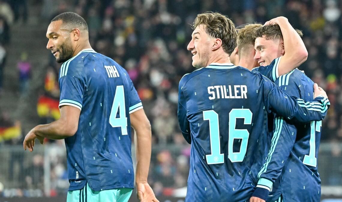 Angelo Stiller und Co. freuen sich über das Tor zum 3:2 durch Florian Wirtz.