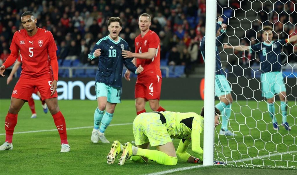 Angelo Stiller vom VfB Stuttgart bejubelt einen Treffer der deutschen Mannschaft gegen die Schweiz.