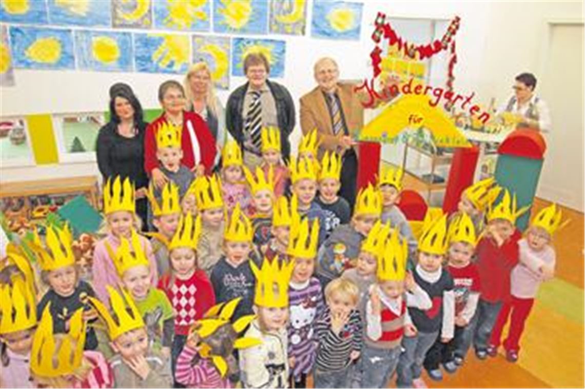 Angenehmer Termin zum 40-jährigen Dienstjubiläum: Der Wiernsheimer Bürgermeister Karlheinz Oehler (3.v.re.) lässt sich die offizielle Taufe des Kindergartens Sonnenschein in Serres nicht entgehen. Zumal Landrat Röckinger (2.v.re.) sein Versprechen einlöst und den Kindern ein kleines Einweihungsgeschenk nachreicht. Über die neuen bunten Bauelemente, die von den Kindern gleich getestet werden, freut sich auch die Leiterin des Kindergartens, Jutta Schuler (3.v.li.). Nach dem Termin gehts für die Ehrung des Schultes ins Wiernsheimer Rathaus.
Foto: Disselhoff