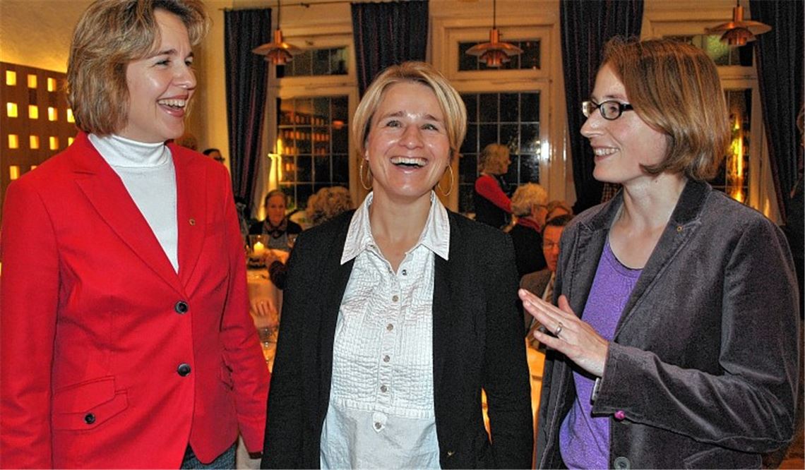 Angeregte Gespräche: Lions-Präsidentin Sandra Sailer (li.) und Vizepräsidentin Isabelle Ziegler (re.) heißen Verena Bentele in Ötisheim willkommen. Foto: Stahlfeld