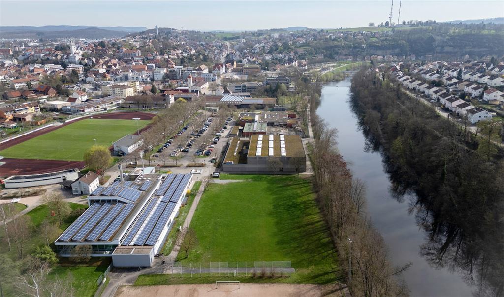 Angesichts der Engpässe bei der Unterbringung von Geflüchteten und Asylsuchenden rückt die Wiese zwischen Enztalsporthalle und Hallenbad für den Bau einer Container-Wohnanlage in den Fokus. Auch die alte Feuerwache soll zur Unterkunft werden. Foto: Fotomoment