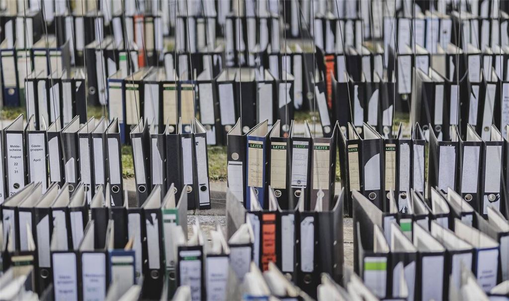 Angesichts der Regelungsdichte in Deutschland könnte man den Eindruck haben, als ob die Republik mit Aktenordern geradezu zugepflastert ist.