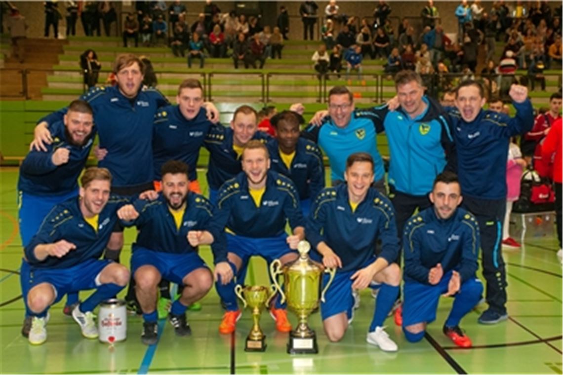 Angesichts der aktuellen Pandemie-Situation ein Bild wie aus einer anderen Zeit: Die Mannschaft des TSV Phönix Lomersheim feiert am 13. Januar 2020 in der Enztalsporthalle vor großem Publikum den Sieg beim Stadtpokal-Turnier. Archivfoto: Schüller