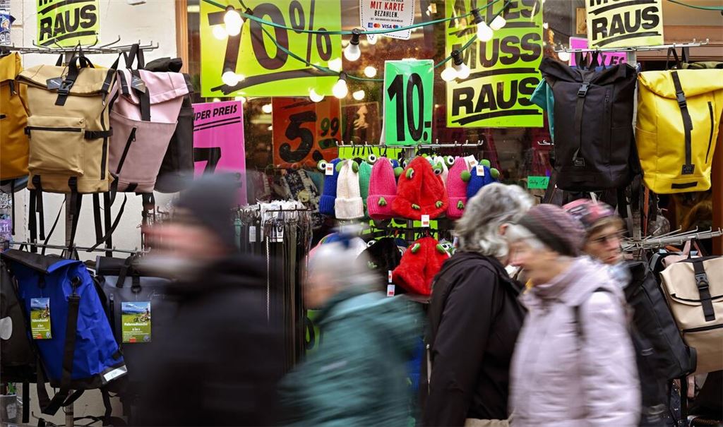 Angesichts des Krieges im Iran und seiner Folgen auch für die Geldbeutel der Menschen sinkt die Kauflust in Deutschland immer weiter (Symbolfoto).