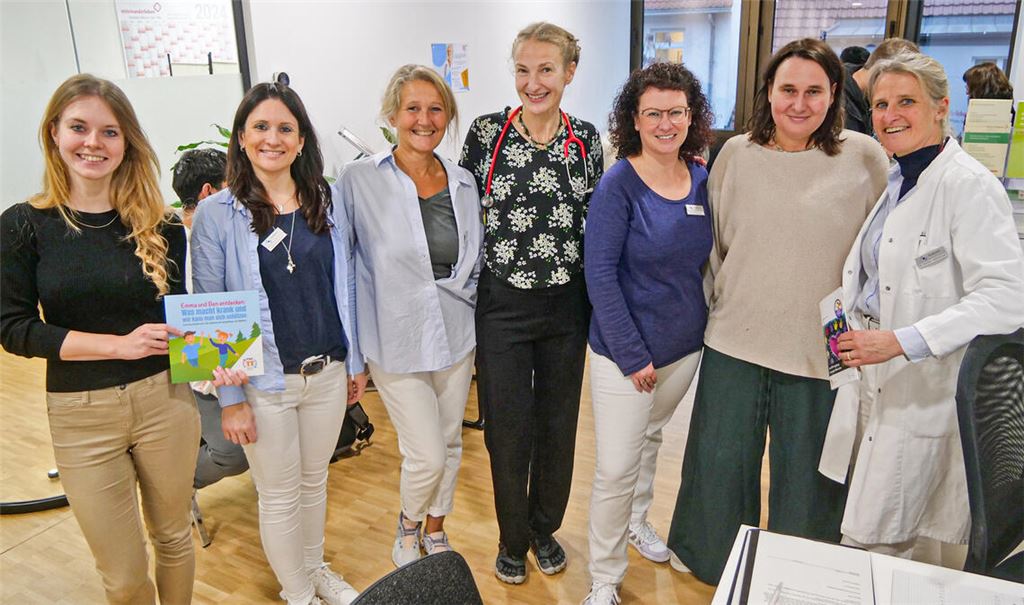 Angesichts des Mangels an Kinderärzten in der Region sind Angelika Paul, Anja Westermann, Tanja Wacker, Kirstin Buschmann-Prayon, Anne Baumgarten, Tanja Ali und Kerstin Ladenburger (v.li.) vom immensen Echo auf die Aktion nicht überrascht. Foto: Friedrich