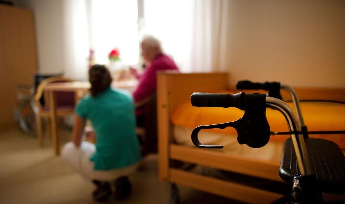Angesichts immer höherer Kosten für die Pflege sollen Millionen von Pflegebedürftigen mit einer Reform entlastet werden.
