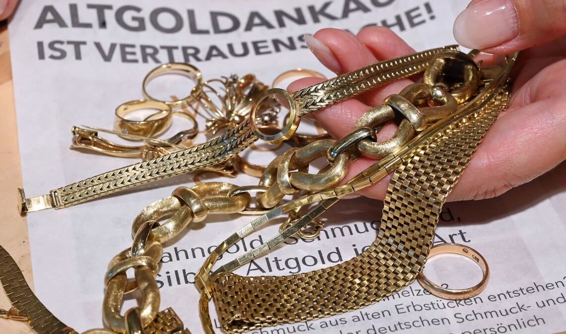 Angesichts steigender Preise verkaufen viele Menschen Altgold. (Archivbild)
