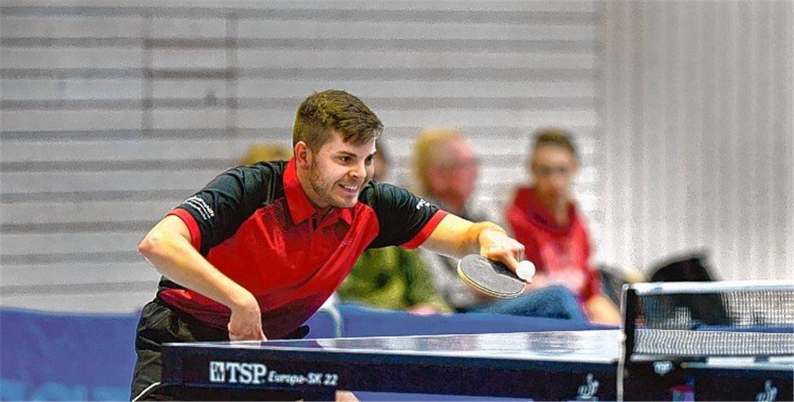 Angespannt: Die Großglattbacher Nummer zwei, Johannes Lehrer, zeigt in ihrem ersten Einzel sein ganzes Können, muss sich aber letztlich in fünf Sätzen geschlagen geben.