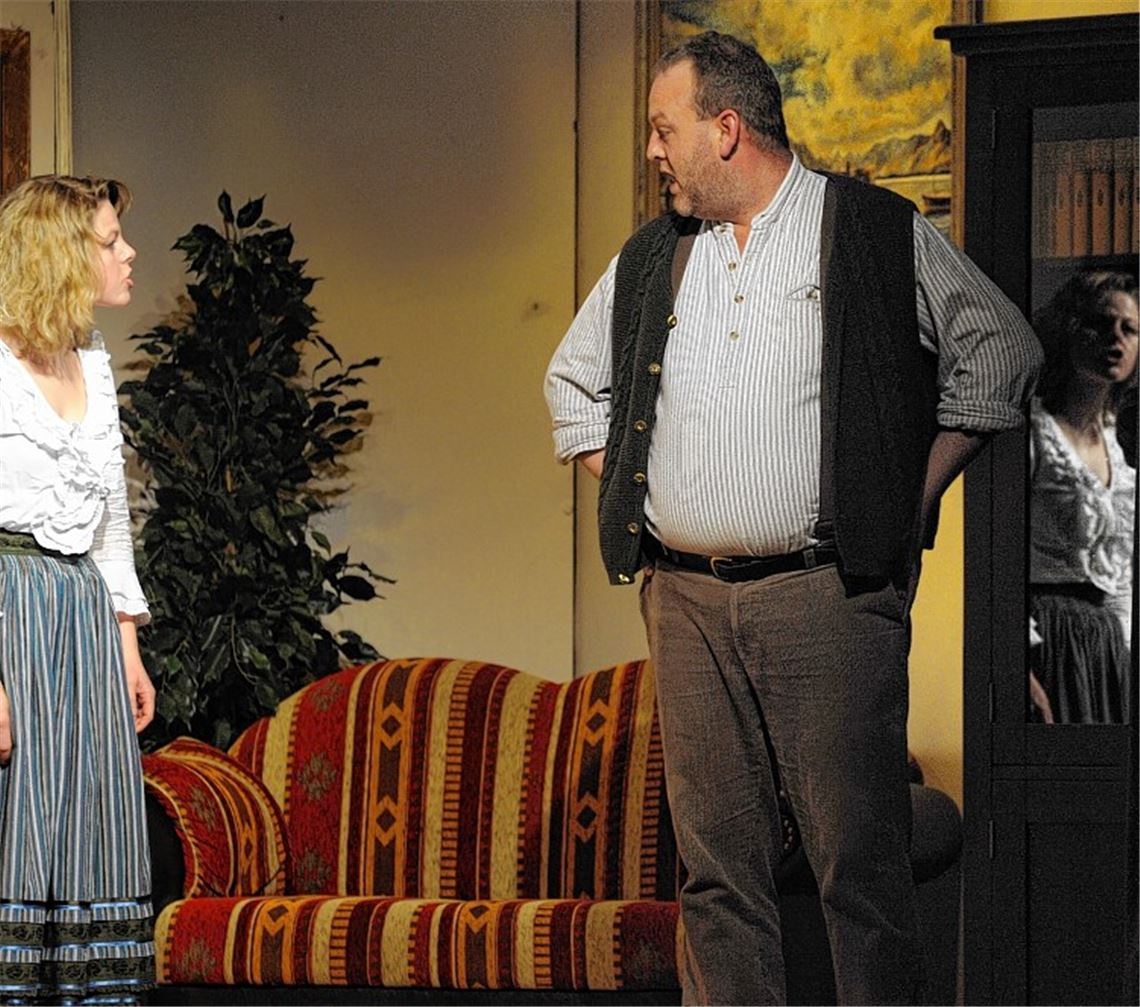 Angespannte Situationen müssen Helga (Rebecca Maisenbacher) und Alfred Bartel (Martin Reichle) überstehen. 