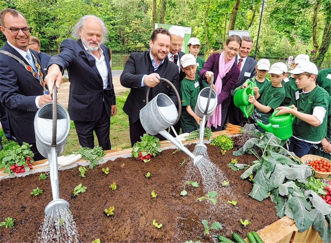 Angießen, damit das Gemüse gut wächst: Bettina Gräfin Bernadotte, der grüne Landesminister Alexander Bonde, Professor Hubert Möhrle von der Förderungsgesellschaft für die Gartenschauen und OB Frank Schneider helfen den Minigärtnern, die zuvor fleißig eingepflanzt haben.