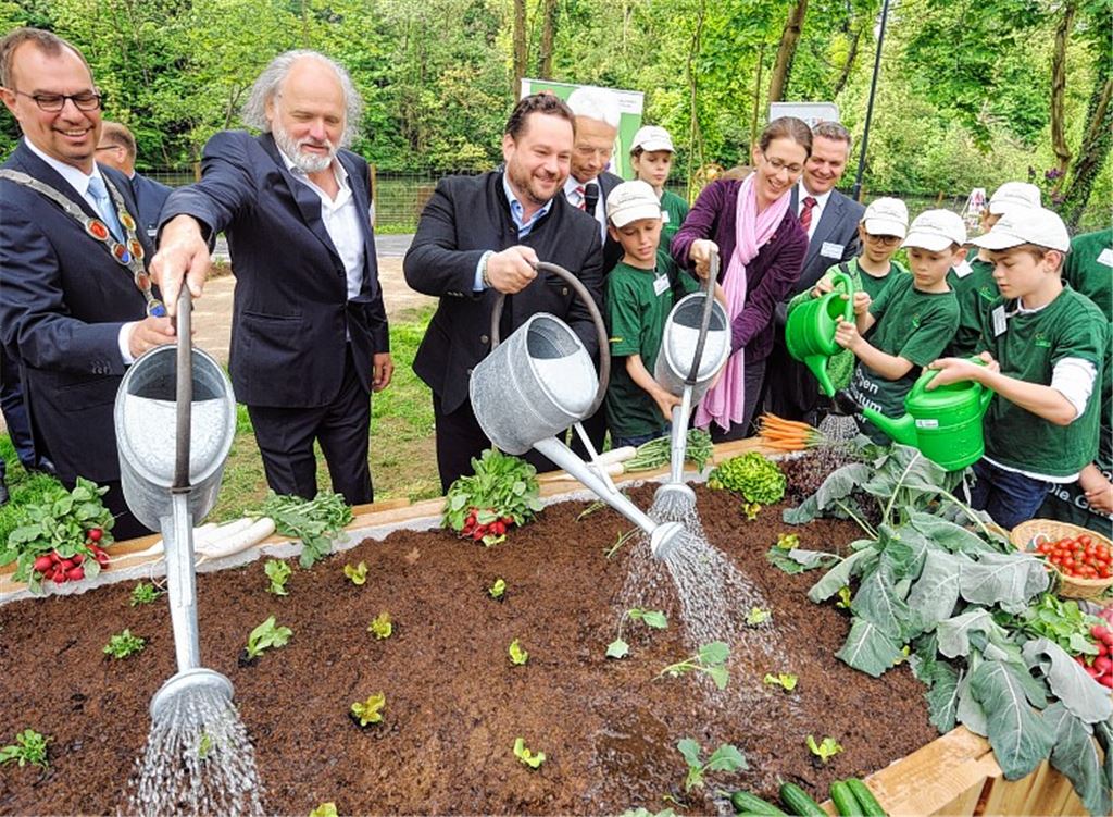 Angießen, damit das Gemüse gut wächst: Bettina Gräfin Bernadotte, der grüne Landesminister Alexander Bonde, Professor Hubert Möhrle von der Förderungsgesellschaft für die Gartenschauen und OB Frank Schneider helfen den Minigärtnern, die zuvor fleißig eingepflanzt haben.
