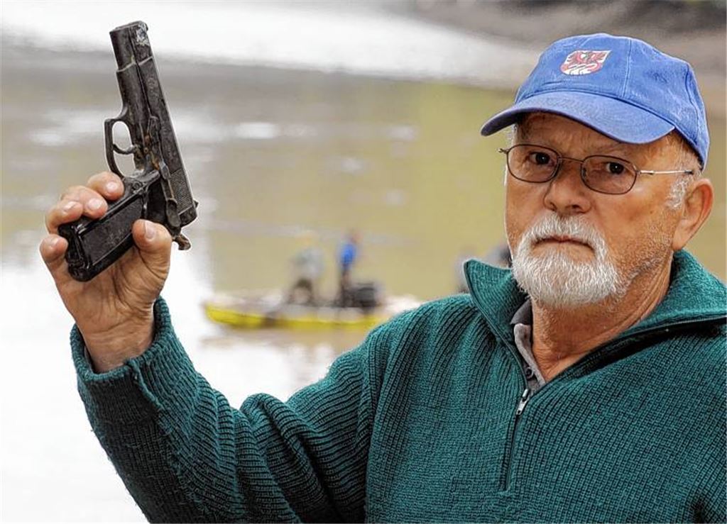 Angler Helmut Kern zeigt die Pistole, die im Tiefen See aufgetaucht ist.