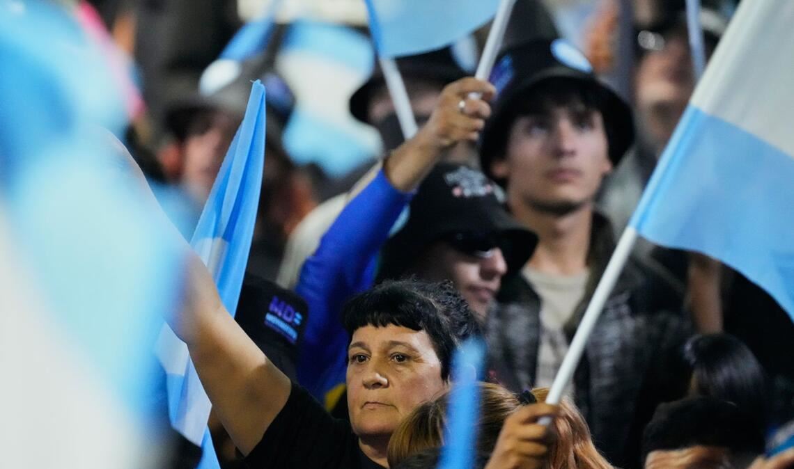 Anhänger der oppositionellen Peronistischen Partei versammeln sich nach Schließung der Wahllokale bei der Parlamentswahl in der Wahlkampfzentrale in La Plata, Argentinien.