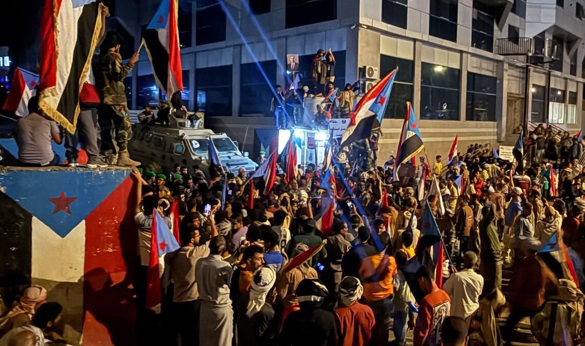 Anhänger des Südlichen Übergangsrats protestieren vor dem Präsidentenpalast.
