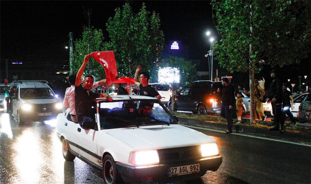 Anhänger des türkischen Präsidenten Erdogan feiern nach dem Ergebnis der Stichwahl im türkischen Gaziantep.