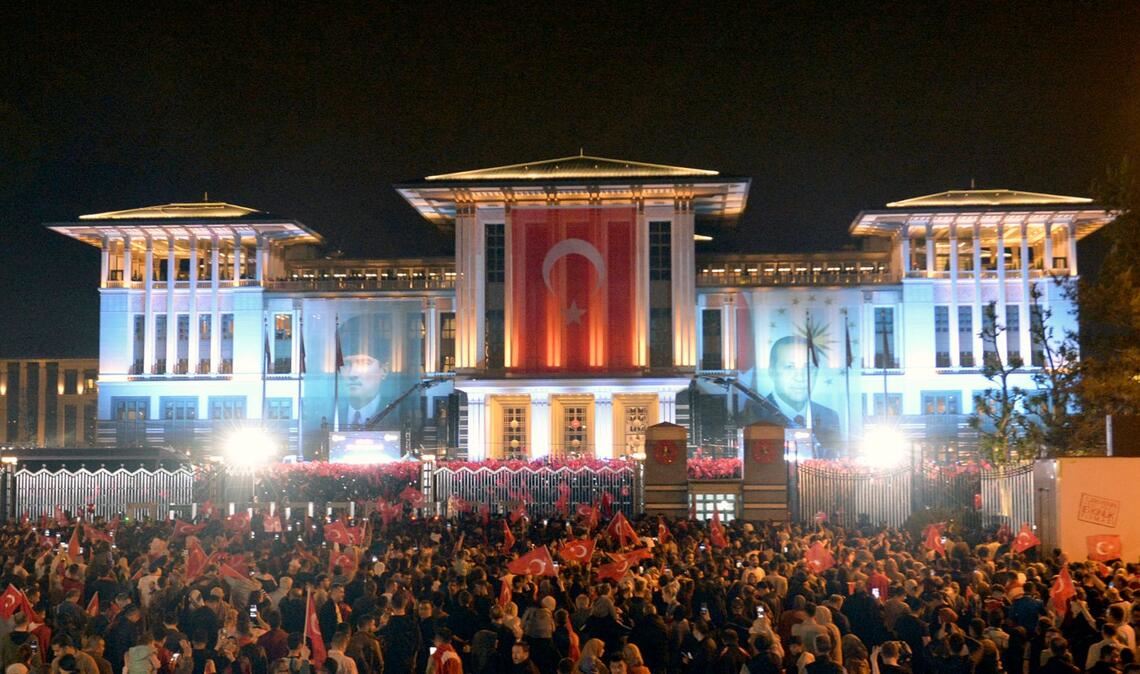 Anhänger des türkischen Präsidenten Recep Tayyip Erdogan feiern vor dem Präsidentenpalast in Ankara.